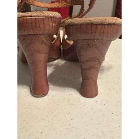 L.e.i Vintage Women's Brown Floral Embossed Leather Heeled Sandals Size 7 - Picture 10 of 11